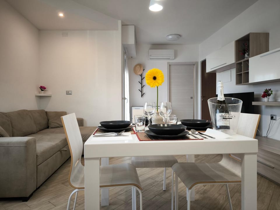 TV and multimedia, Kitchen or kitchenette, Living room, Seating area, Dining area, Lunch