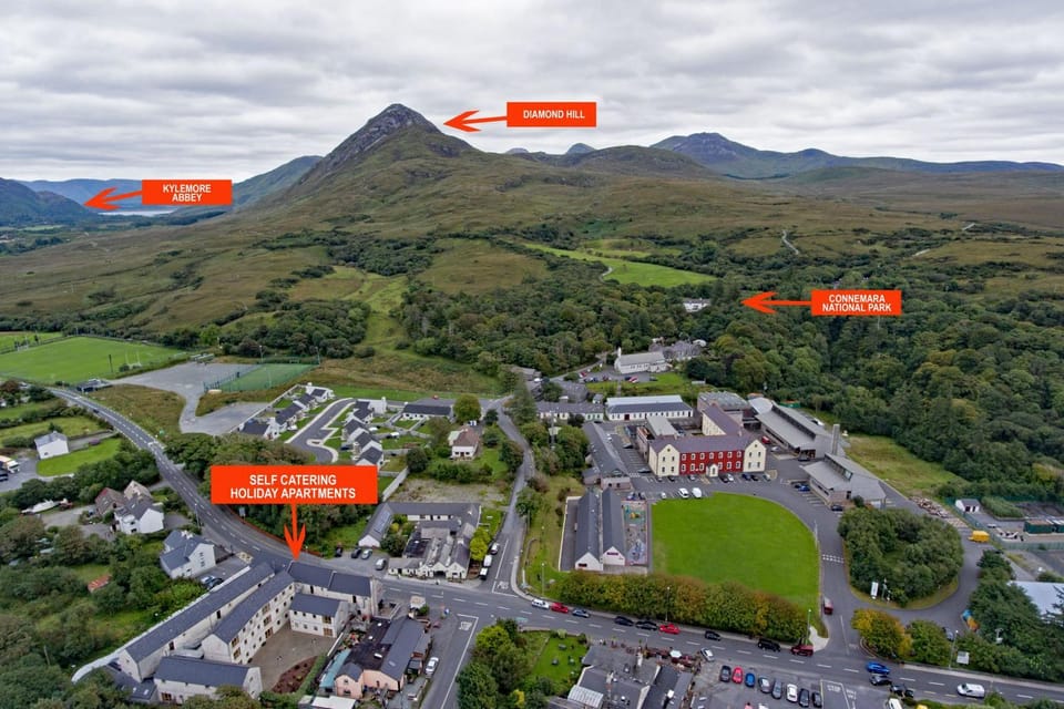 Day, Neighbourhood, Natural landscape, Bird's eye view, Hiking, hair dresser