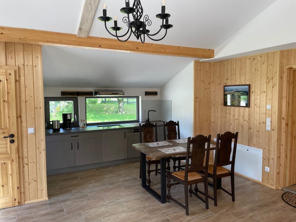 Kitchen or kitchenette, Dining area