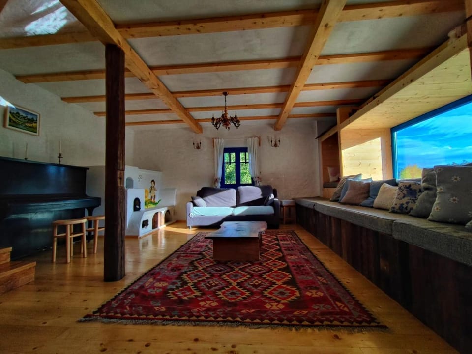 Property building, Communal lounge/ TV room, TV and multimedia, Living room, Photo of the whole room, Seating area, Evening entertainment
