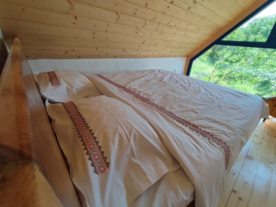 Toilet, Bed, People, People, People, Photo of the whole room, Seating area, Bedroom, Garden view, Seasons, Sunrise, Sunset