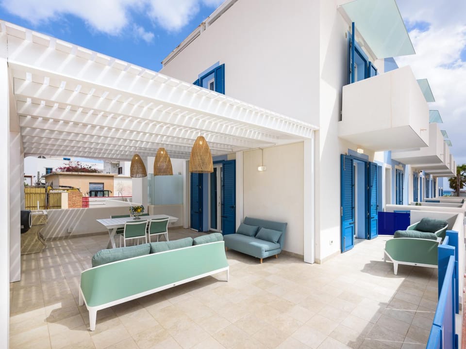 Property building, Patio, Balcony/Terrace