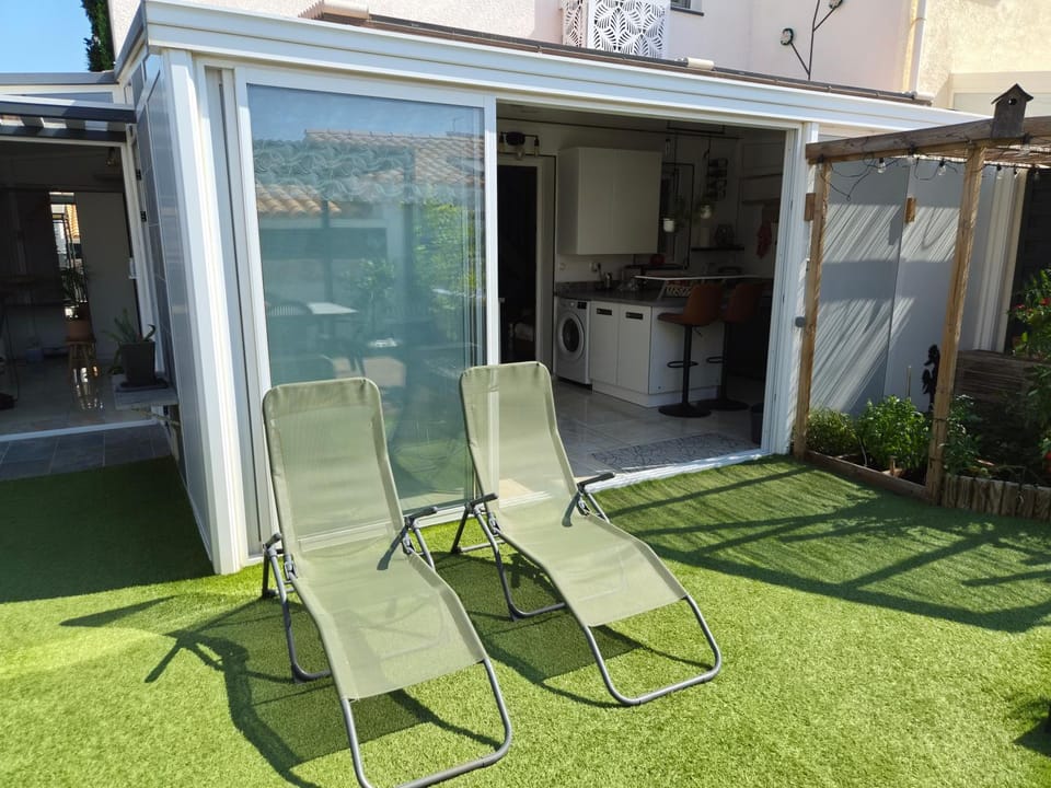 Patio, Day, Garden, Living room, Garden view, sunbed