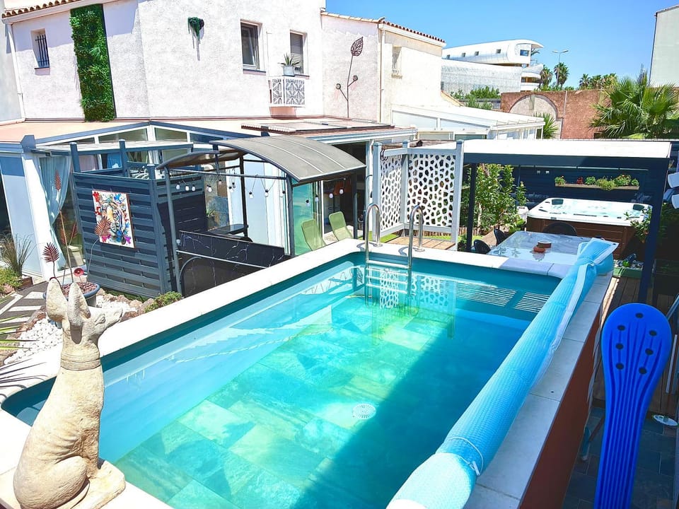 Patio, Garden, Hot Tub, Pool view, Swimming pool, sunbed