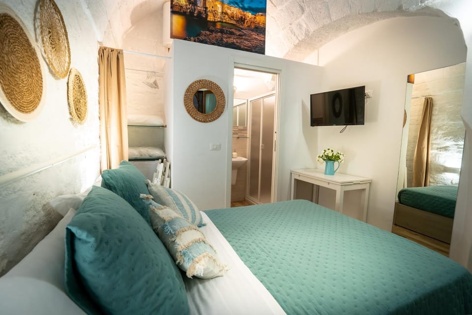 Bed, Bathroom, Photo of the whole room, Bedroom, wardrobe