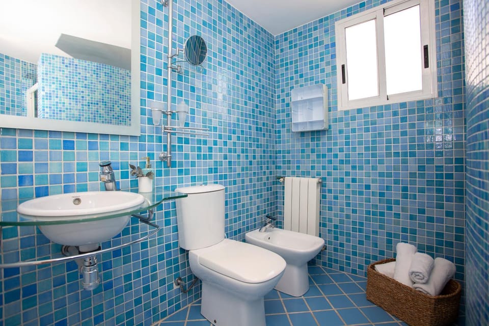 Shower, Bathroom, bidet, towels