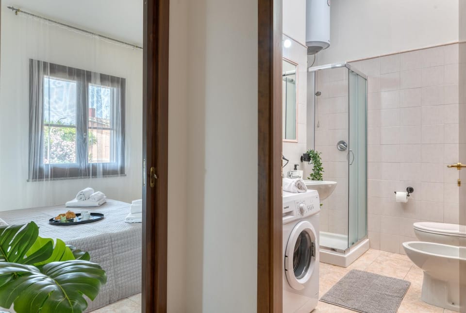 Shower, Toilet, Bed, Bathroom, Bedroom, bidet, towels, washing machine