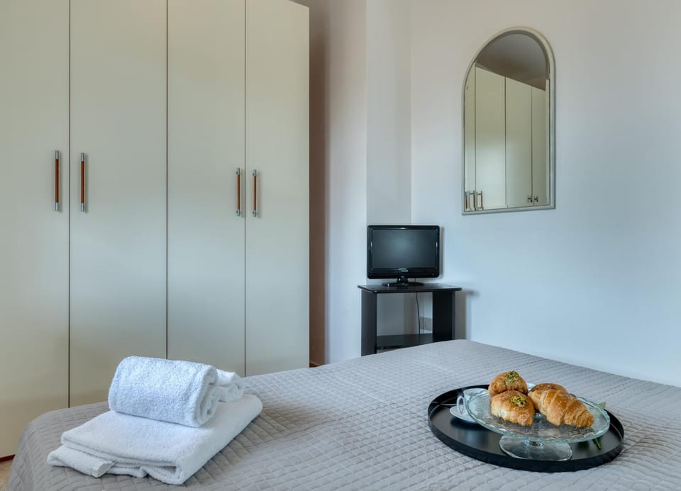 Bed, TV and multimedia, Bedroom, towels