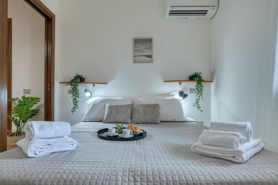 Bed, Bedroom, towels, air conditioner