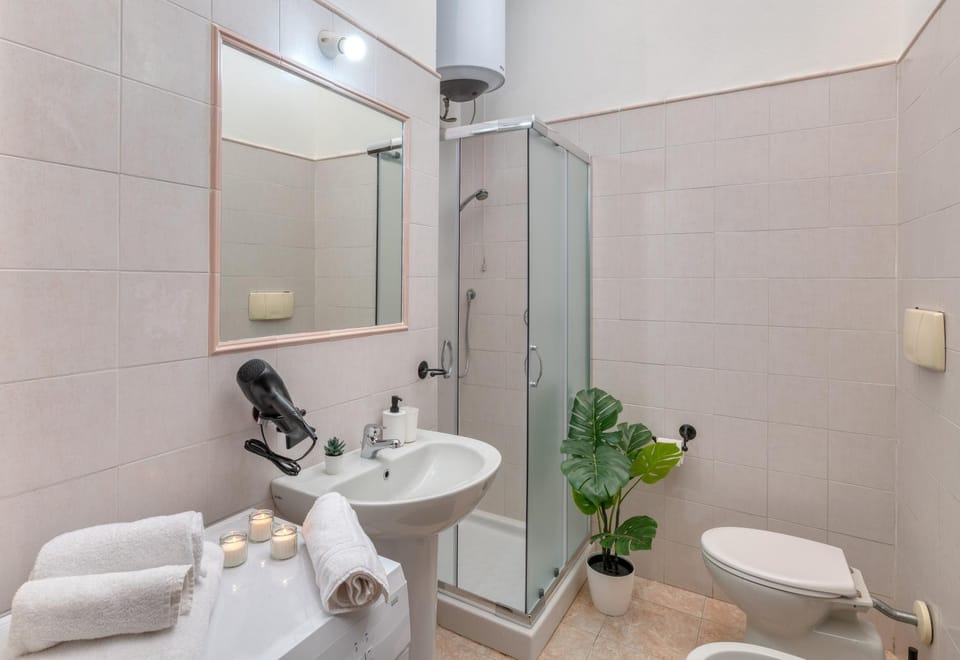 Shower, Toilet, Bathroom, towels