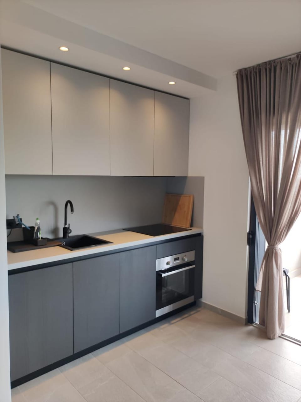 Kitchen or kitchenette, dishwasher, stove