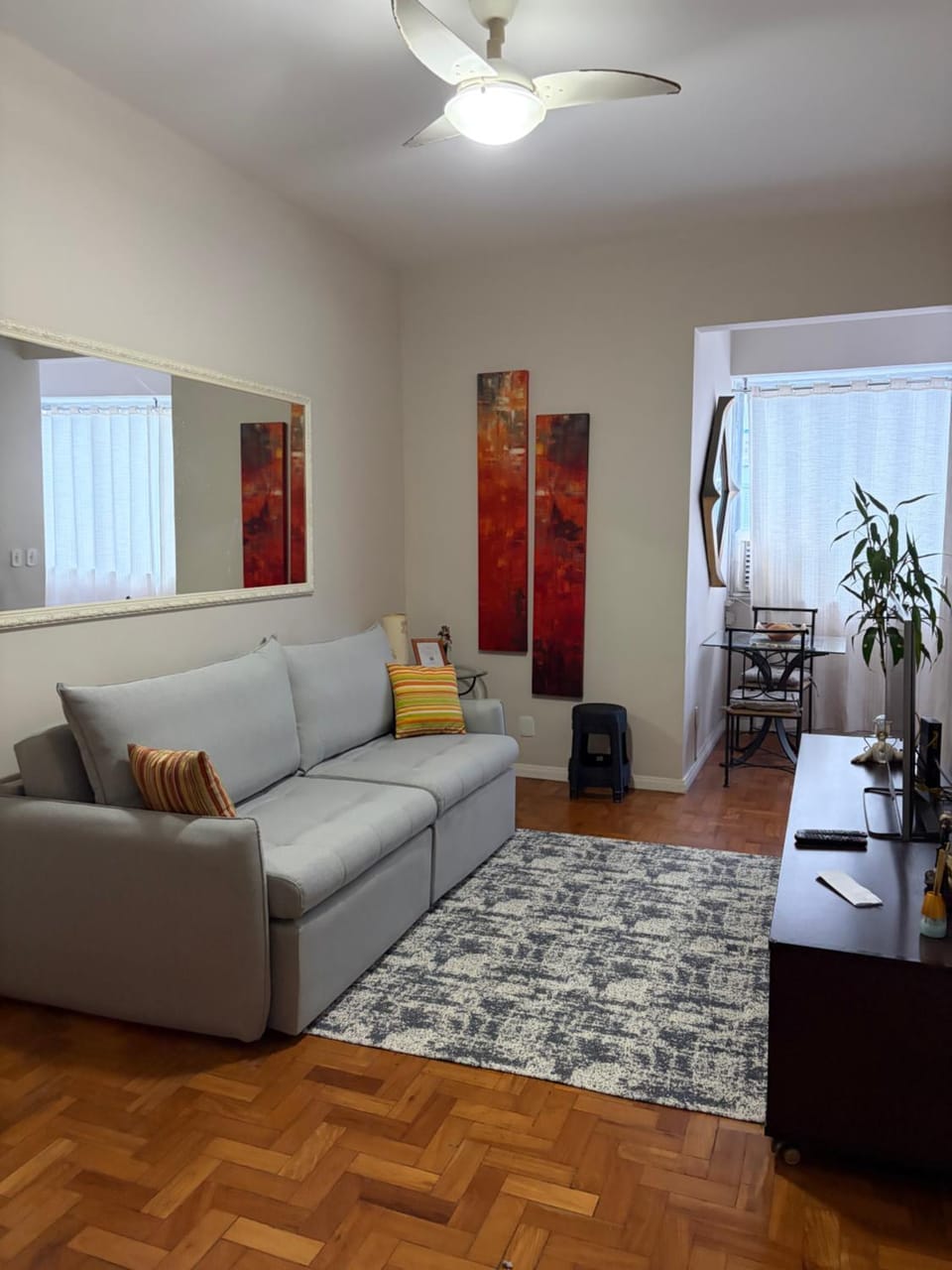 TV and multimedia, Living room, Seating area, Dining area