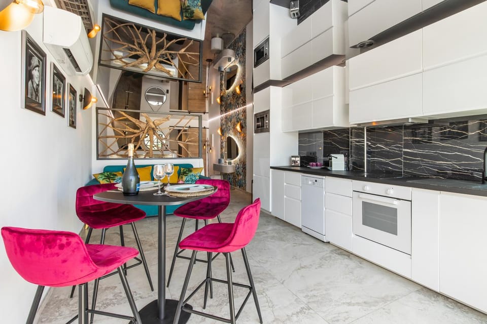 Kitchen or kitchenette, Dining area