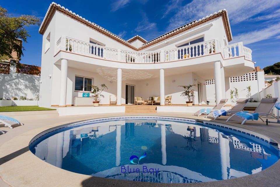 Property building, Swimming pool, sunbed