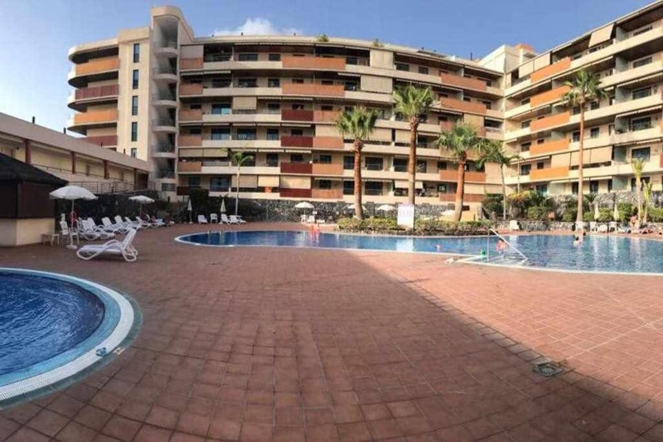 Property building, Patio, Day, Pool view, Swimming pool, sunbed