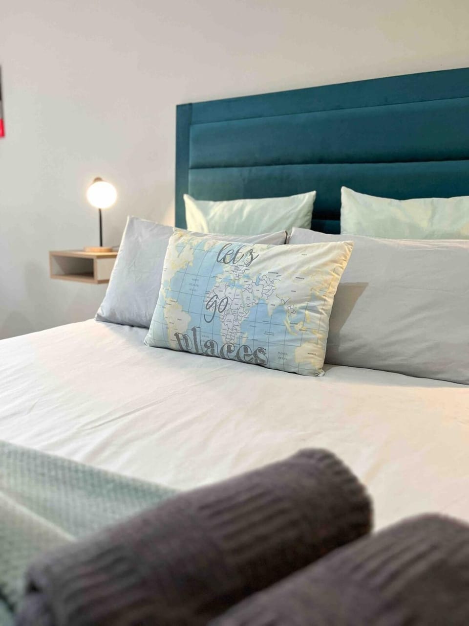 Bed, Bedroom, towels