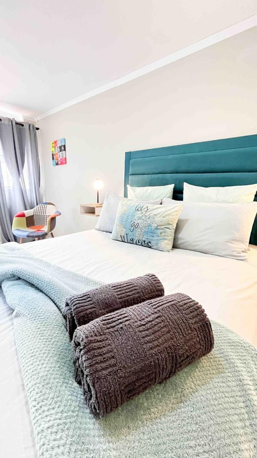 Bed, Bedroom, towels
