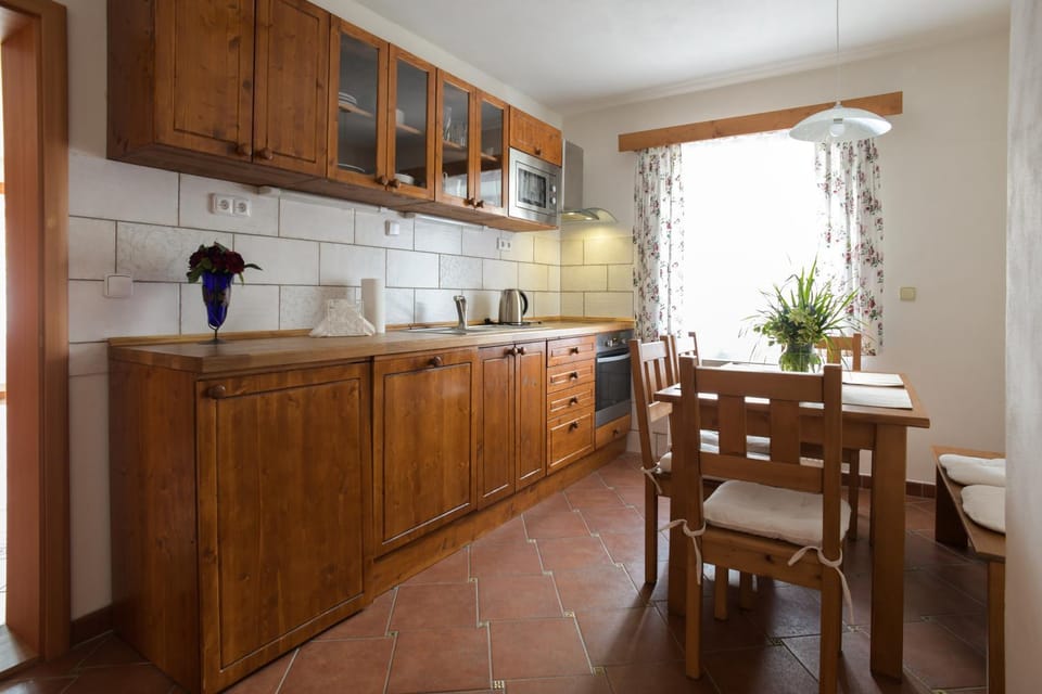 Dining area, kitchen