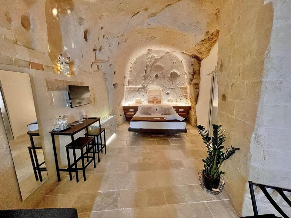 Bed, Living room, Photo of the whole room, Seating area, Dining area, Bedroom