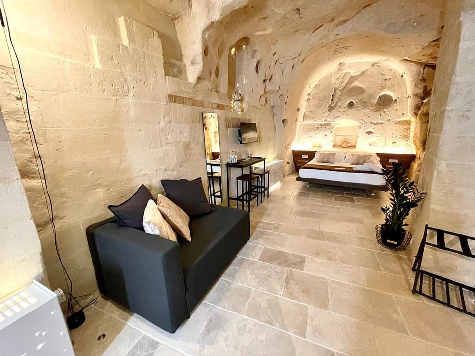 Bed, Living room, Photo of the whole room, Seating area, Bedroom