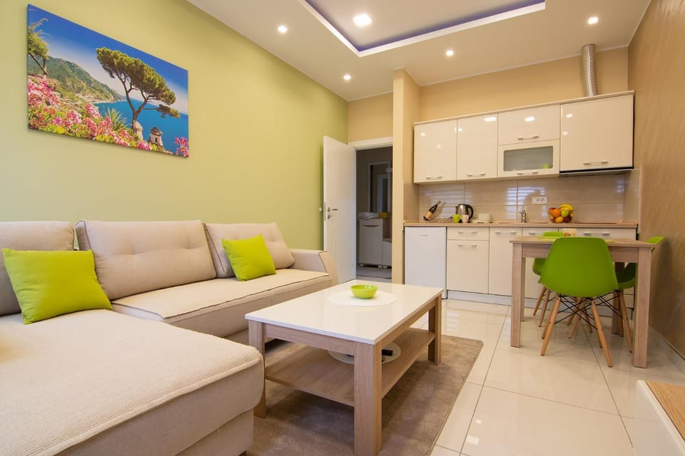 Kitchen or kitchenette, Living room, Seating area, Dining area