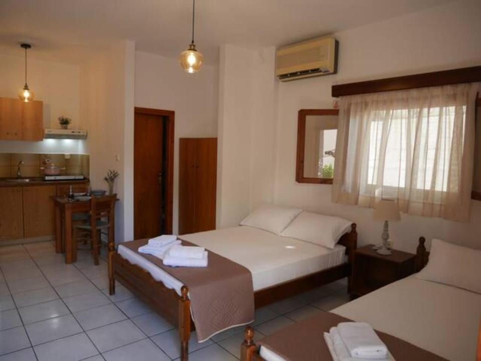 Chrysoula’s Welcoming Triple Room with Yard Apartment in Islands