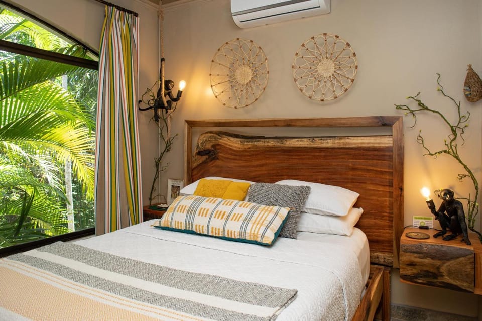 Villa Palmeras with jungle views pool near MA House in Quepos