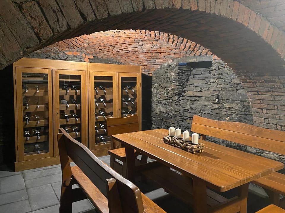 Lounge or bar, Seating area, Drinks, Alcoholic drinks