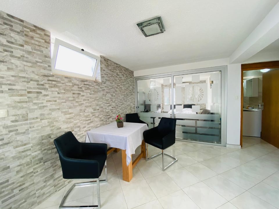 Seating area, Dining area