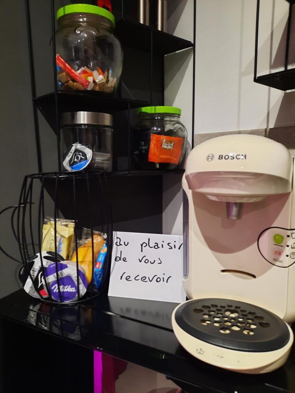Coffee/tea facilities, Food and drinks