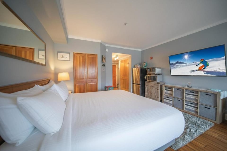 Bed, Skiing, TV and multimedia, Bedroom, furniture, wardrobe