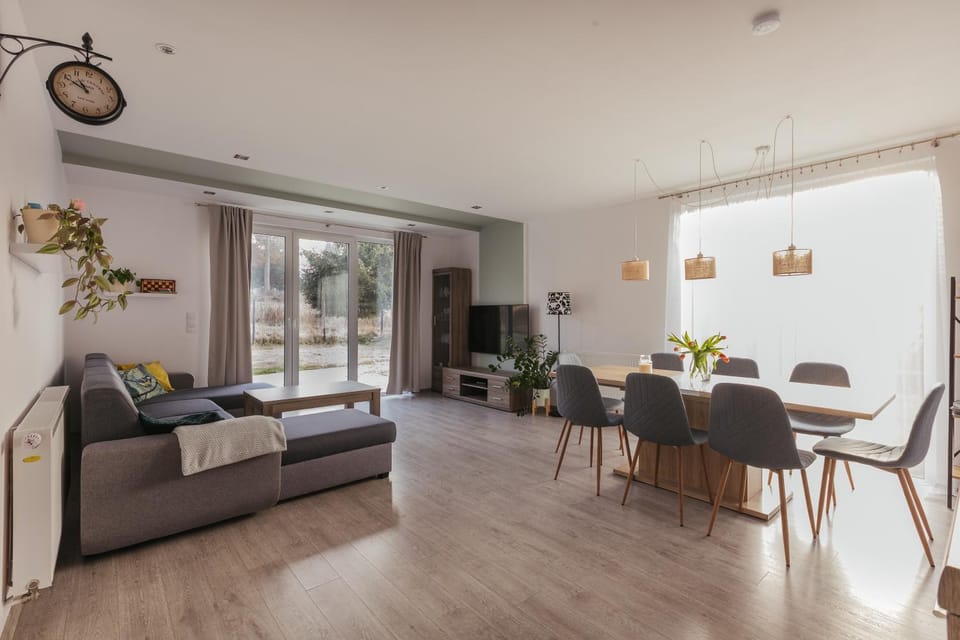 TV and multimedia, Living room, Seating area, Dining area