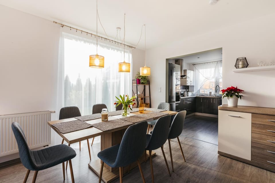 Kitchen or kitchenette, Seating area, Dining area
