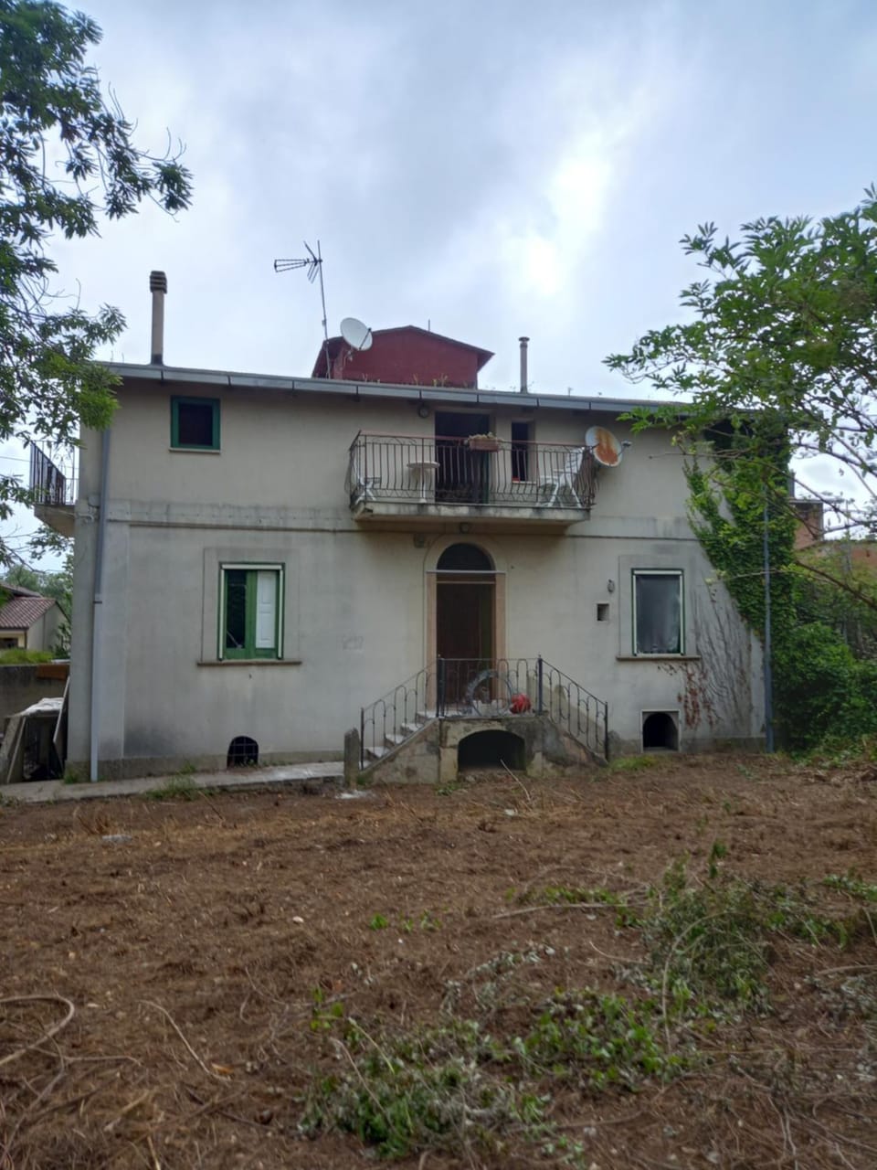 Property building, Facade/entrance, Garden, Parking