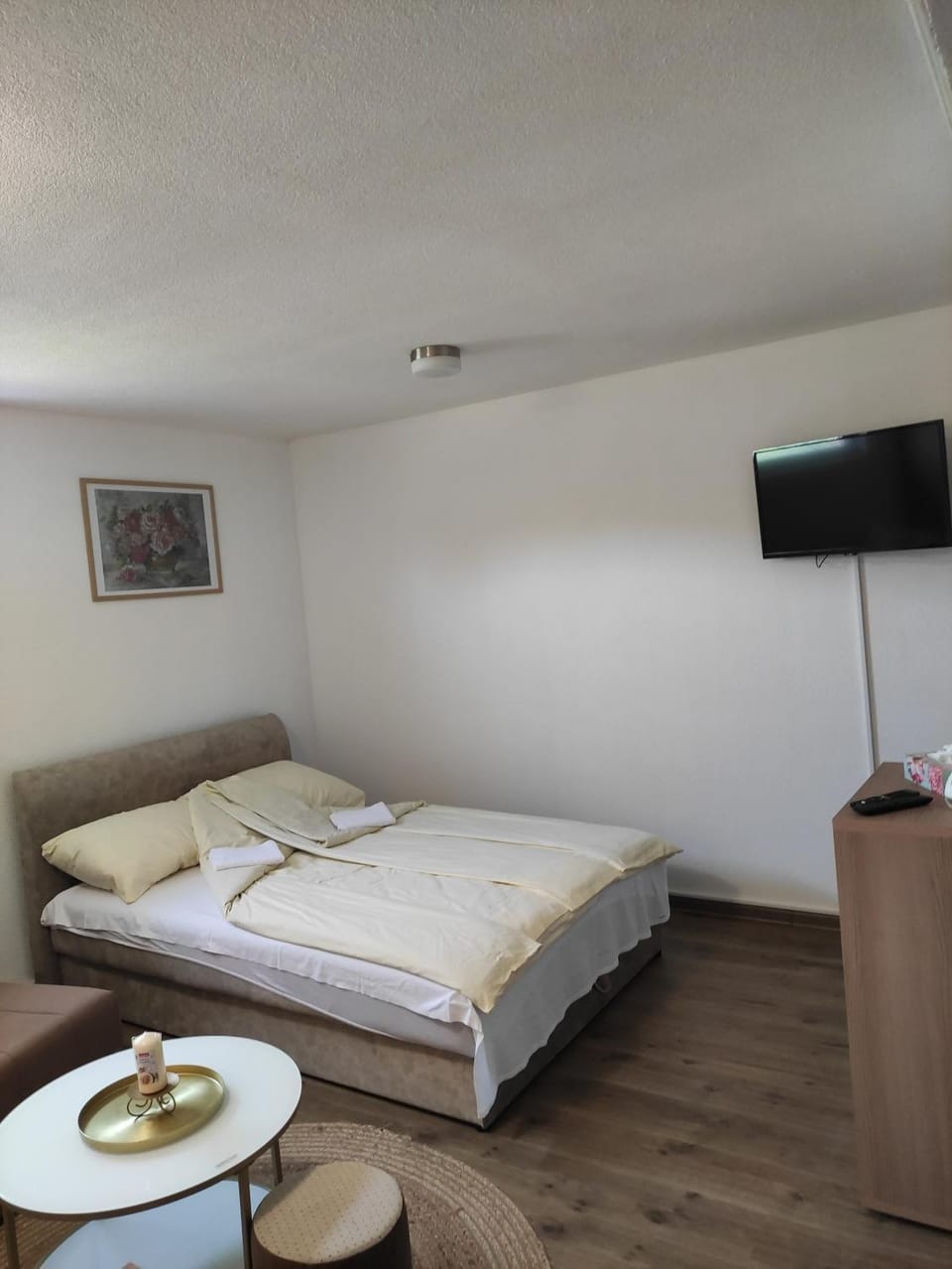 Communal lounge/ TV room, Bed, Living room, Photo of the whole room, Bedroom