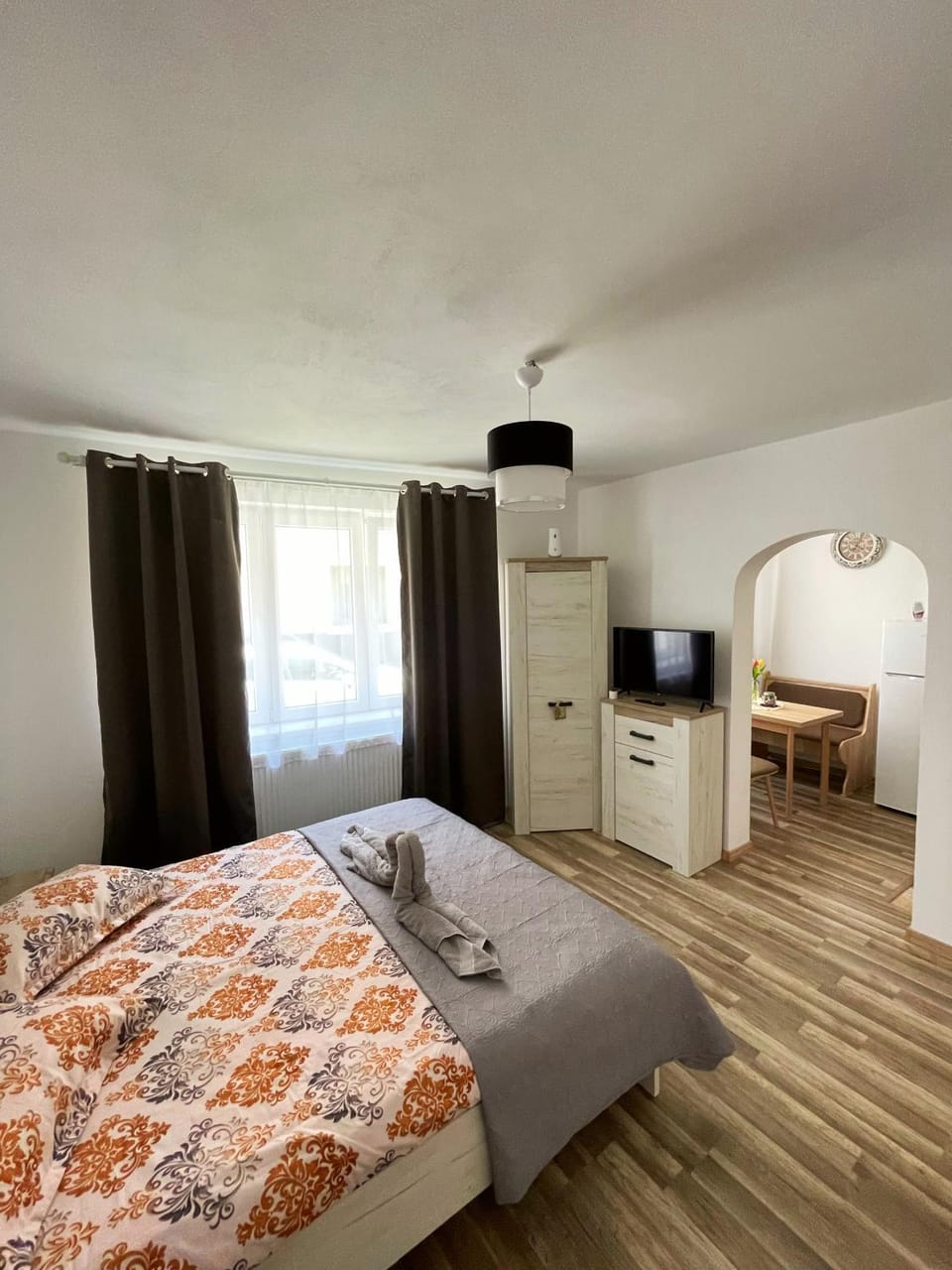 Bed, TV and multimedia, Bedroom