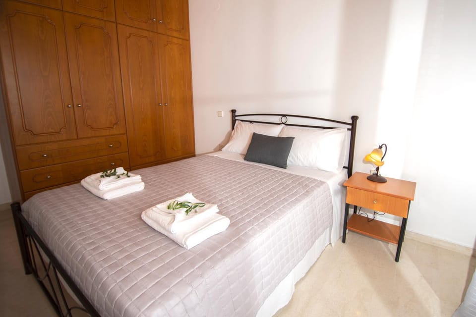 Photo of the whole room, Bedroom, wardrobe