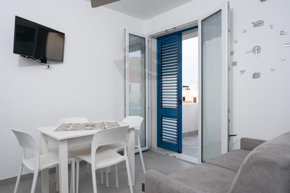 Communal lounge/ TV room, TV and multimedia, Decorative detail, Dining area
