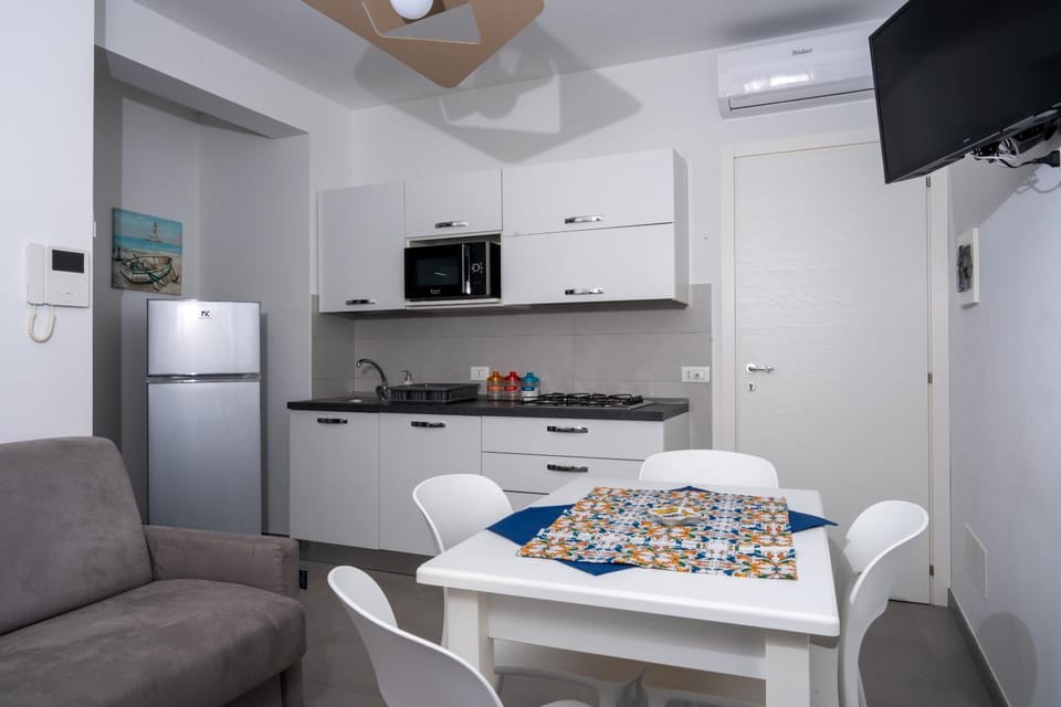 TV and multimedia, Kitchen or kitchenette, Living room, Seating area, Dining area
