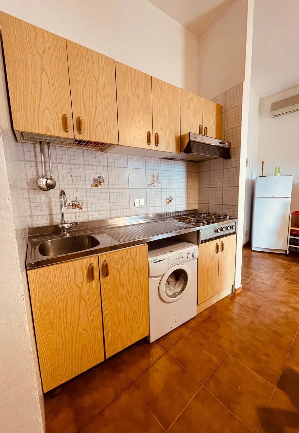 Kitchen or kitchenette, stove, washing machine
