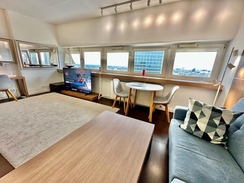 TOP metro x2 fast WiFi 400 Mbs 70’TV Netflix HBO Max AppleTV+ Disney+ Apartment in Warsaw