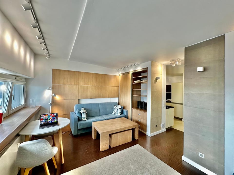 TOP metro x2 fast WiFi 400 Mbs 70’TV Netflix HBO Max AppleTV+ Disney+ Apartment in Warsaw