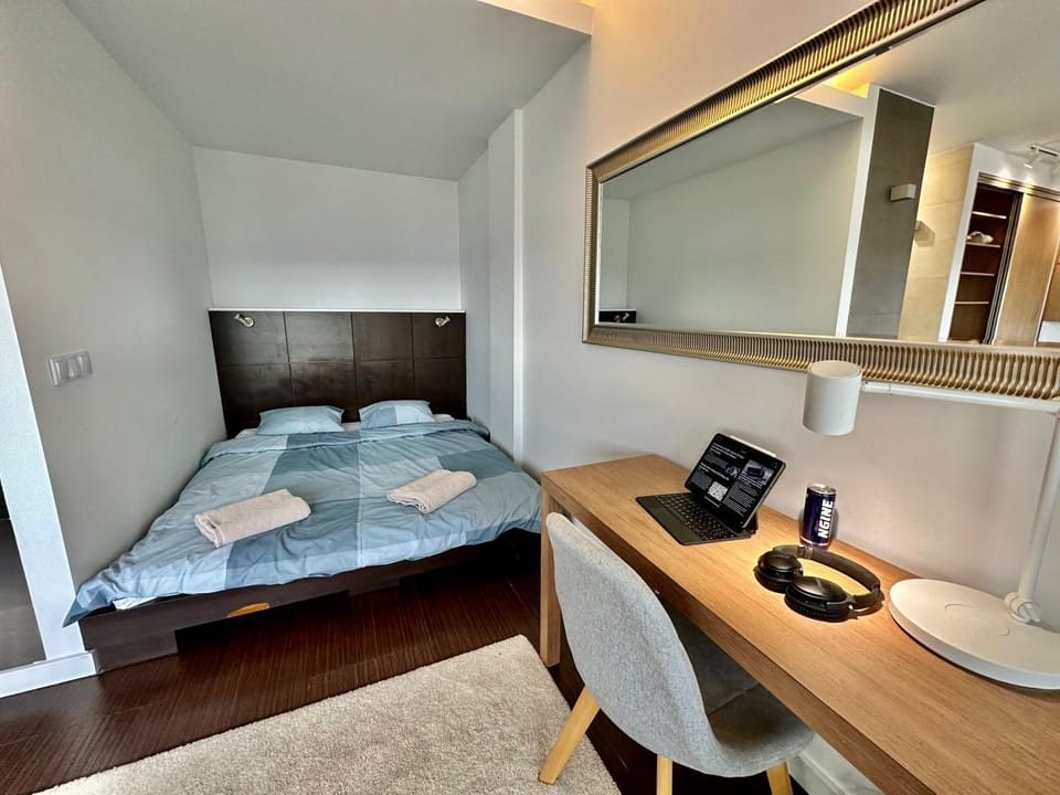 TOP metro x2 fast WiFi 400 Mbs 70’TV Netflix HBO Max AppleTV+ Disney+ Apartment in Warsaw
