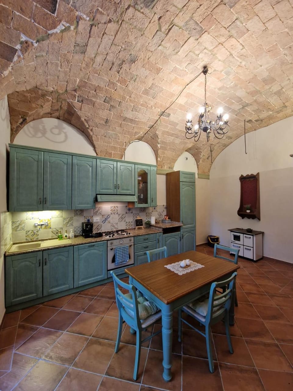 Kitchen or kitchenette, Dining area, stove