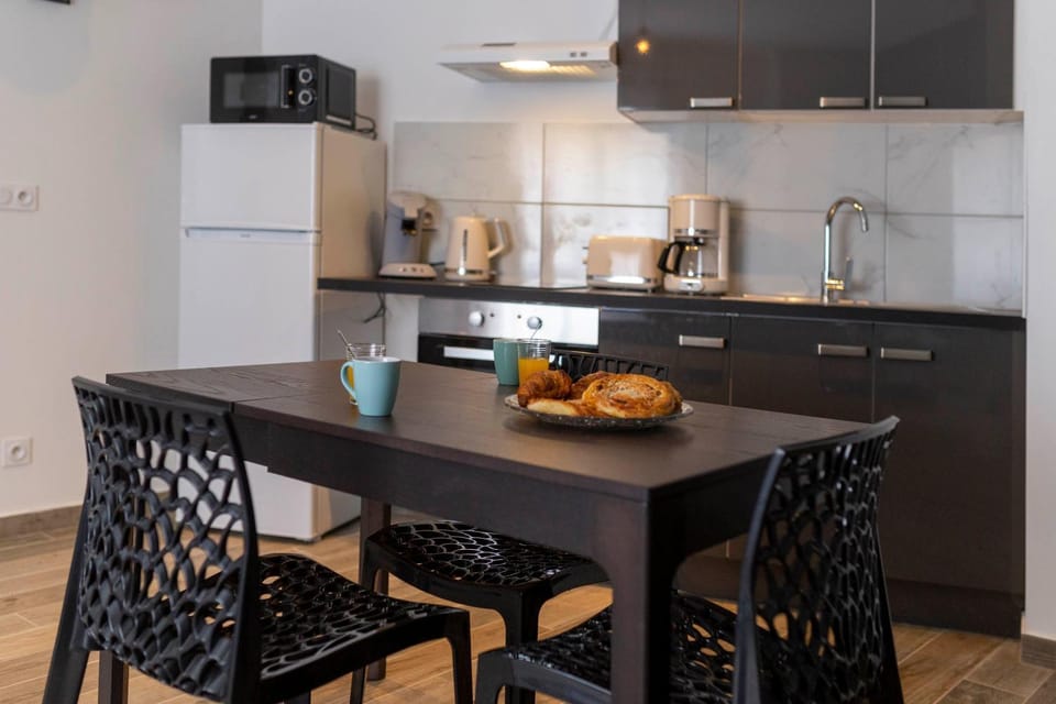 Kitchen or kitchenette, Dining area