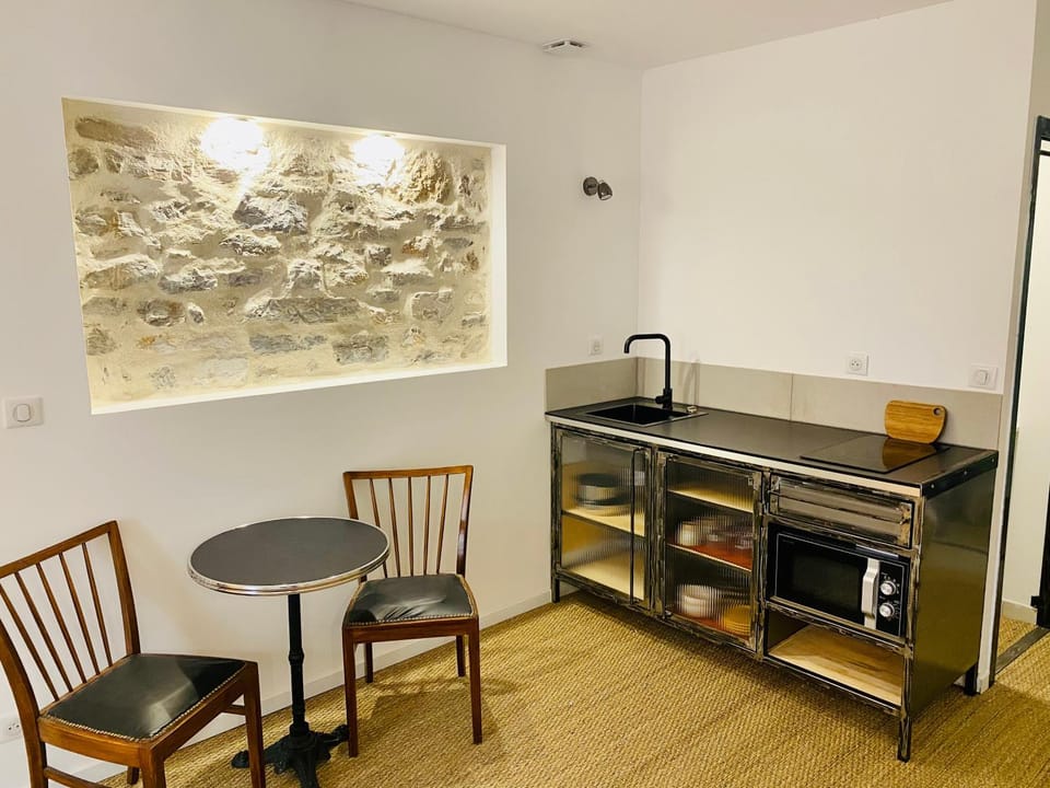 Kitchen or kitchenette, minibar, stove, kitchen