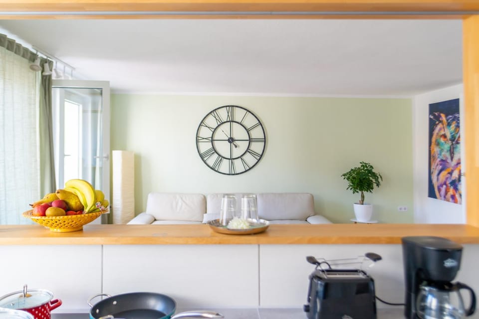 Kitchen or kitchenette, Food and drinks, Dining area, Food