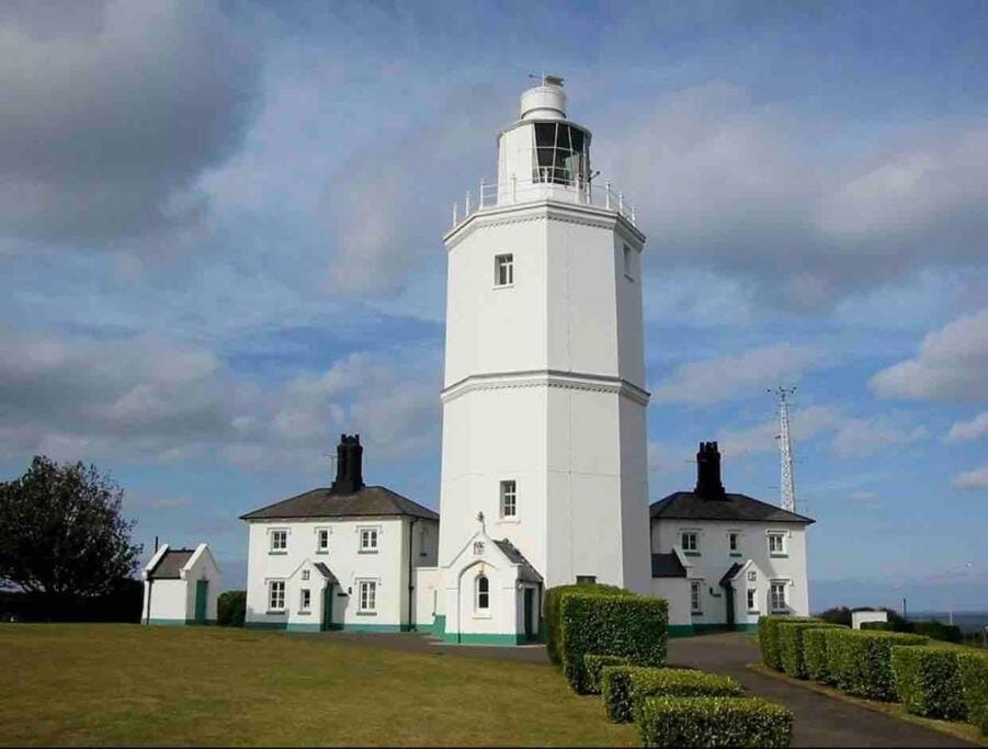 Self contained, spacious annex with private drive. Apartment in Broadstairs