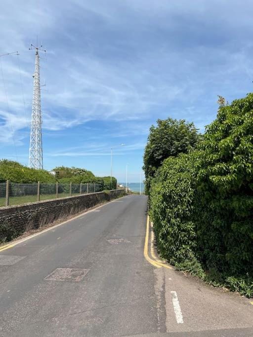 Self contained, spacious annex with private drive. Apartment in Broadstairs