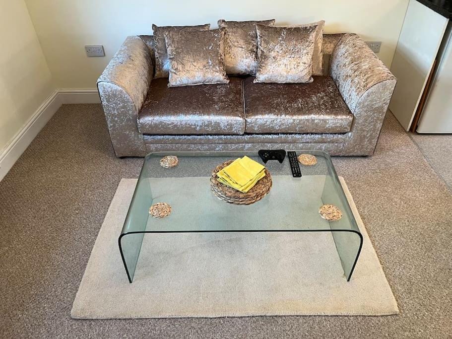 Self contained, spacious annex with private drive. Apartment in Broadstairs